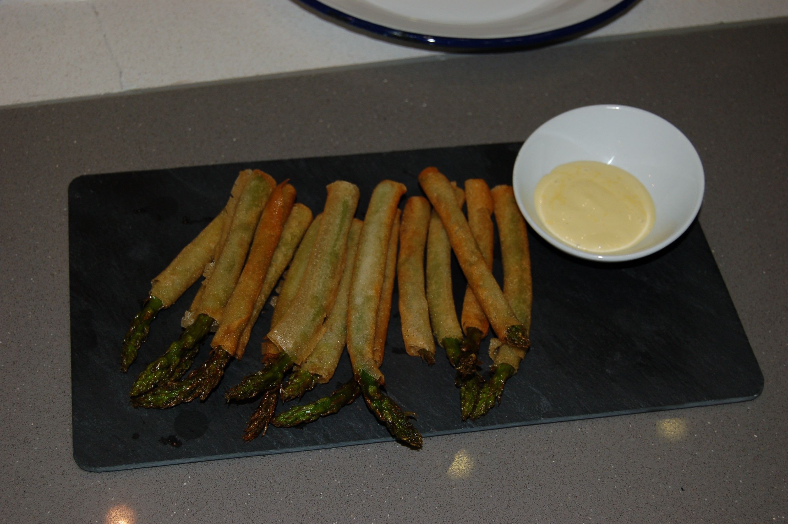 Plato de espárragos en tempura terminado